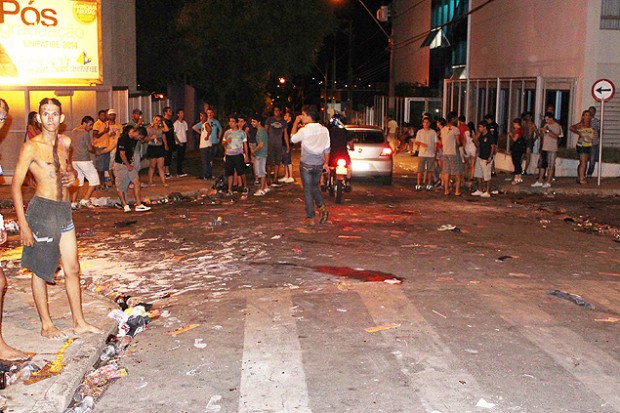 Estudantes se concentram nas ruas próximas ao Centro Universitário de Bebedouro após ação da PM. Fotografía: Fernando Oliveira/O Jornal. 