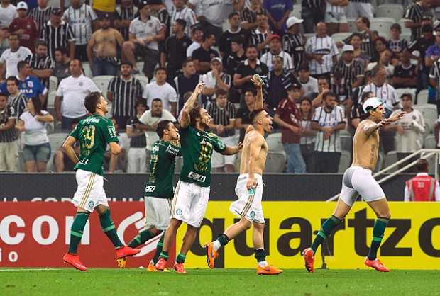 El Palmeiras festeja el pase a la final del Campeonato Paulista 2015. Fotografía: Danilo Verpa/Folhapress.